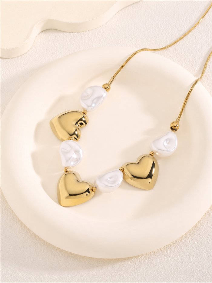 Collier en acier orné de cœurs dorés et de perles blanches effet perle.