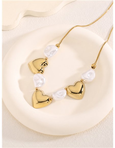 Collier en acier orné de cœurs dorés et de perles blanches effet perle.