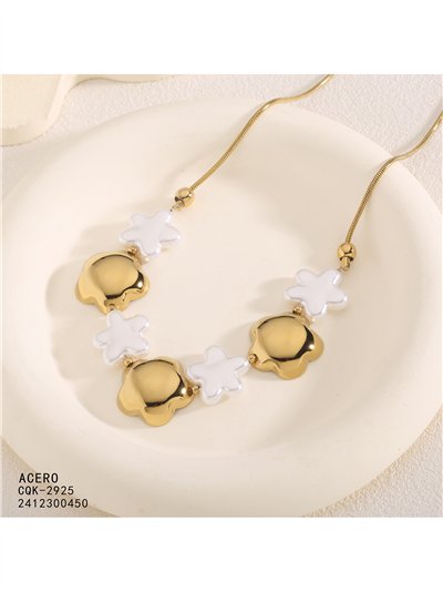 Collier en acier orné de trèfles dorés et de fleurs blanches 2