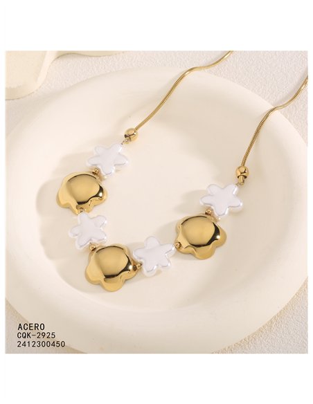 Collier en acier orné de trèfles dorés et de fleurs blanches
