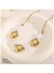 Collier en acier orné de trèfles dorés et de fleurs blanches