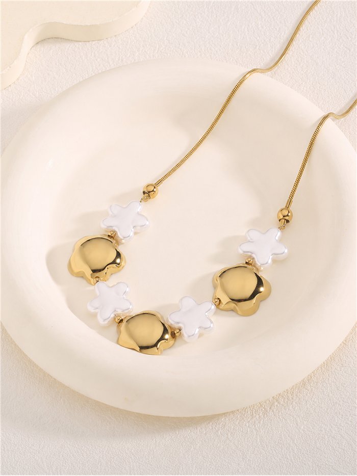 Collier en acier orné de trèfles dorés et de fleurs blanches