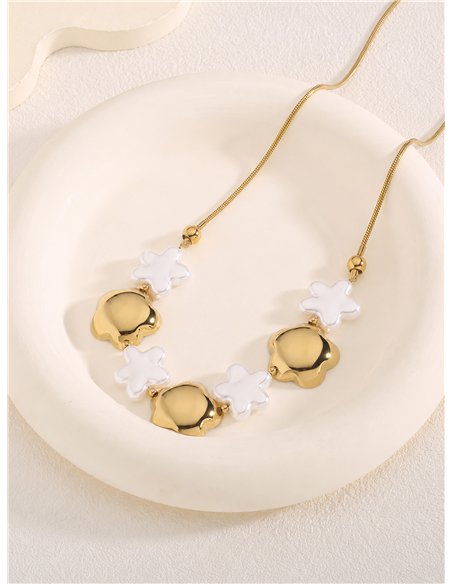Collier en acier orné de trèfles dorés et de fleurs blanches