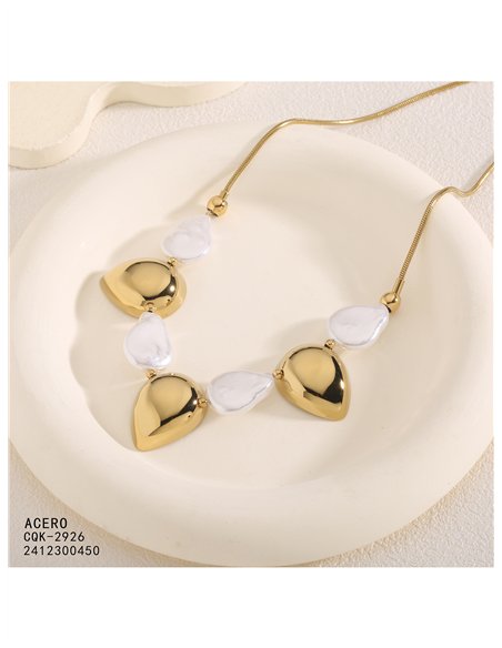 Collier en acier orné de perles dorées en forme de larme et de perles blanches à effet nacre.