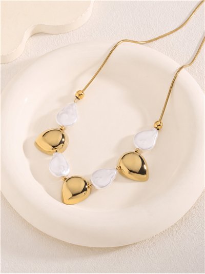 Collier en acier orné de perles dorées en forme de larme et de perles blanches à effet nacre.