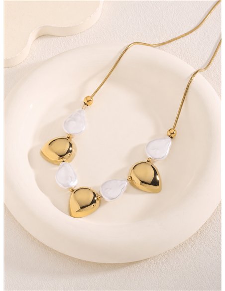 Collier en acier orné de perles dorées en forme de larme et de perles blanches à effet nacre.