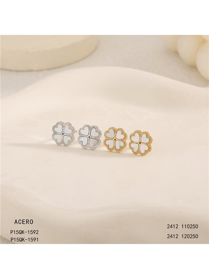 Boucles d'oreilles trèfle à quatre feuilles en émail blanc