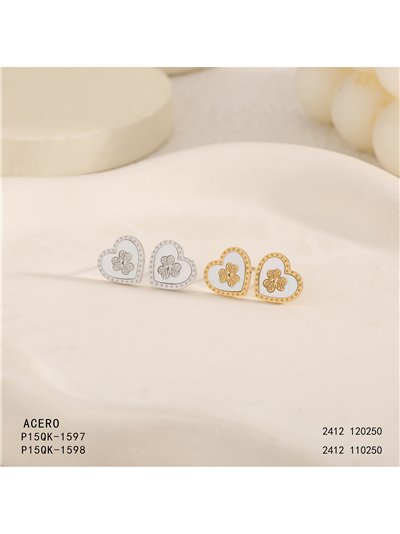Boucles d'oreilles en forme de cœur ornées de trèfle et d'émail blanc 2