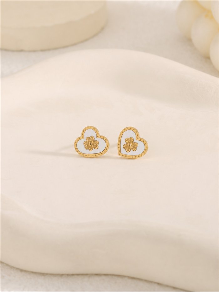 Boucles d'oreilles en forme de cœur ornées de trèfle et d'émail blanc