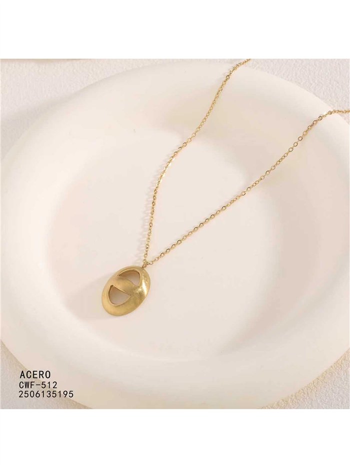 Collier médaillon ovale ajouré à finition satinée en acier
