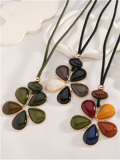 Collier de fleurs en résine