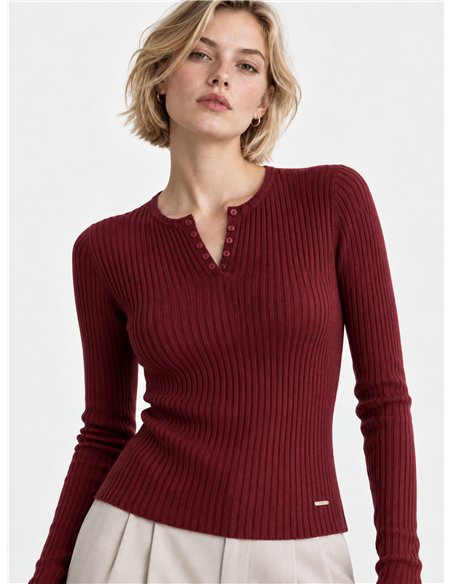 Maglione a coste con bottoni sullo scollo