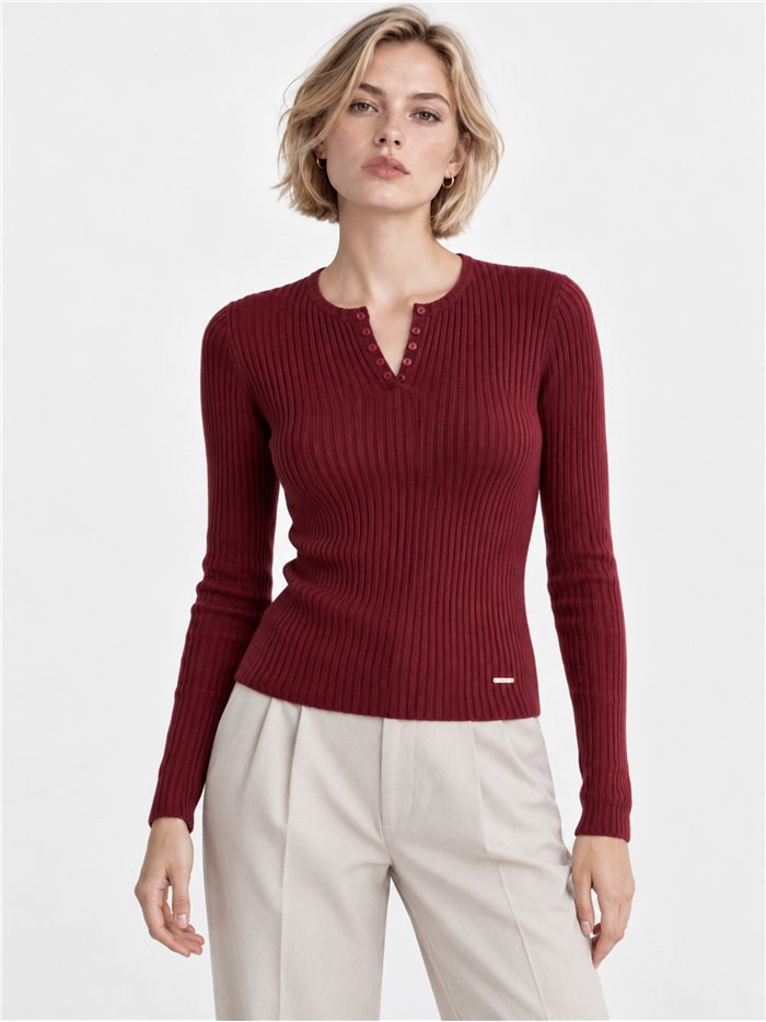 Maglione a coste con bottoni sullo scollo