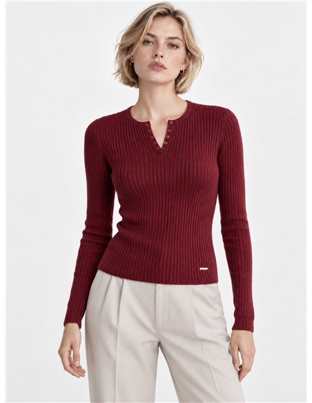 Maglione a coste con bottoni sullo scollo