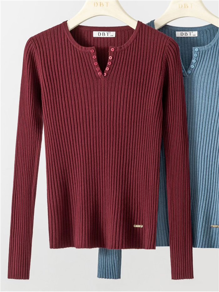 Maglione a coste con bottoni sullo scollo