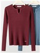 Maglione a coste con bottoni sullo scollo