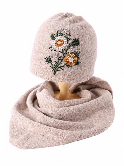Set composto da cappello con fiori di strass e sciarpa triangolare