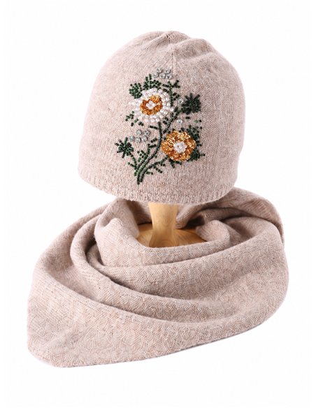 Conjunto gorro con flores de pedrería y bufanda triangular