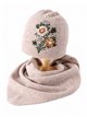 Conjunto gorro con flores de pedrería y bufanda triangular