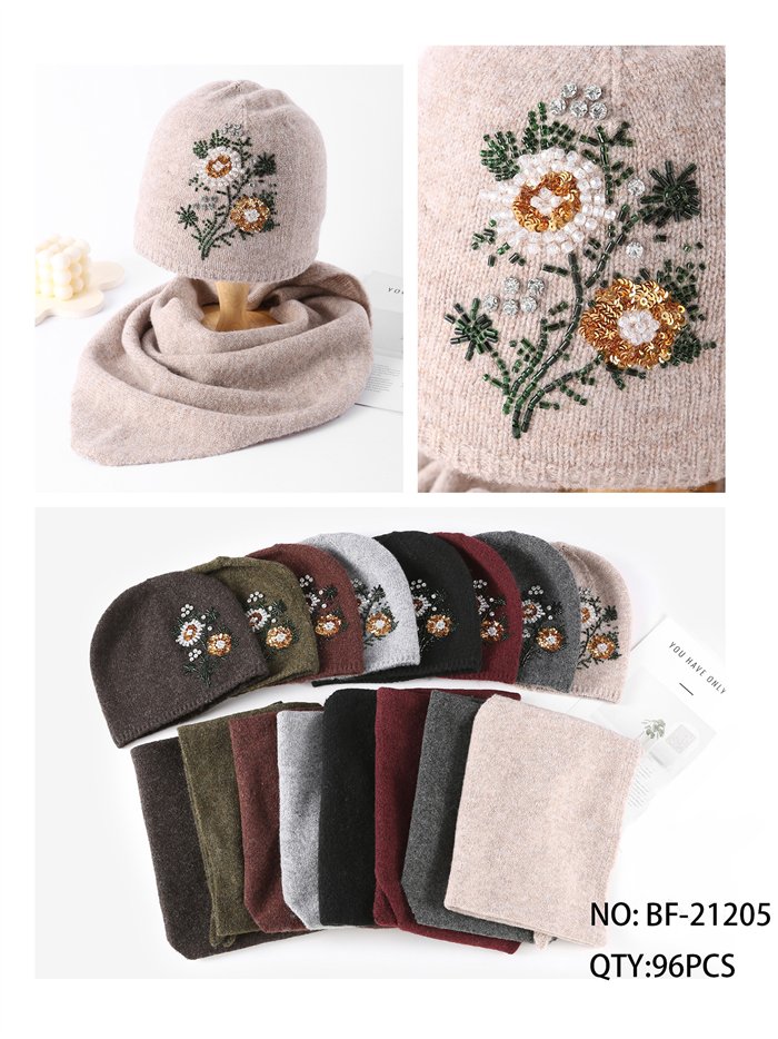 Conjunto gorro con flores de pedrería y bufanda triangular