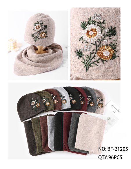 Conjunto gorro con flores de pedrería y bufanda triangular