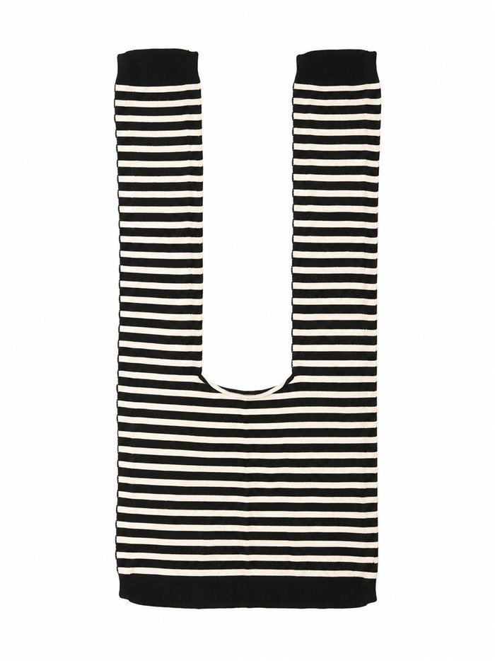 Gestreifter Strickschal mit Pullover-Effekt