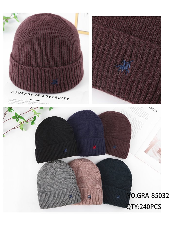 Gorro de punto canalé con bordado