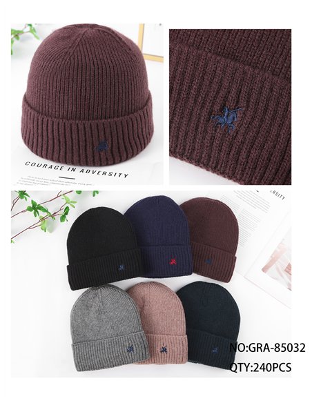 Gorro de punto canalé con bordado