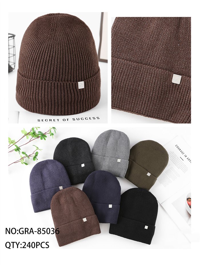 Gorro de punto canalé con placa metálica
