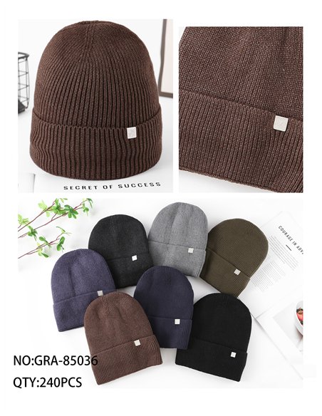Gorro de punto canalé con placa metálica