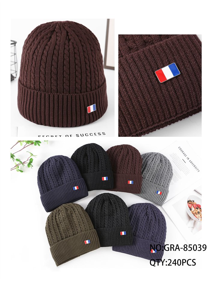 Gorro de malha trançada com placa tricolor
