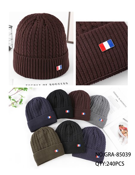 Gorro de malha trançada com placa tricolor