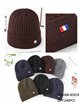 Gorro de malha trançada com placa tricolor