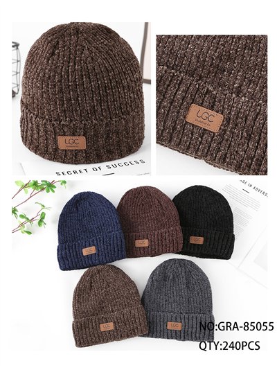 Cappello in maglia ciniglia con etichetta 2