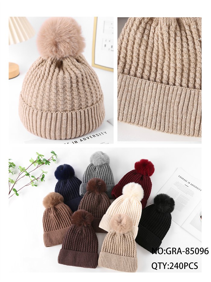 Gorro de punto canalé con pompón