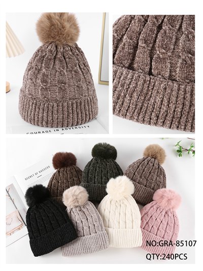 Gorro de tricô chenille com tranças e pompom. 2