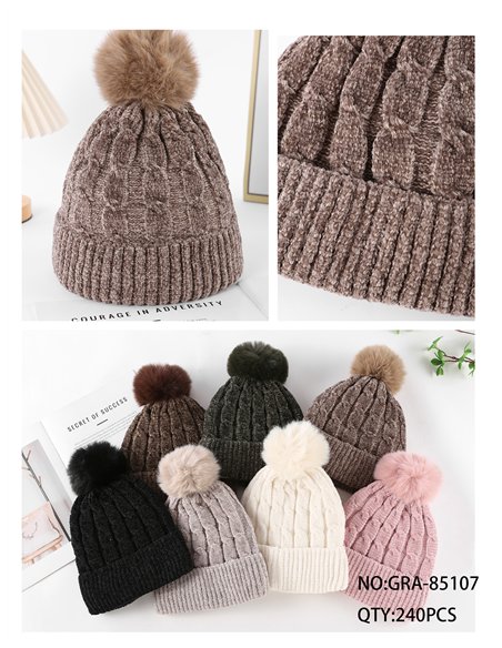 Gorro de punto chenilla con ochos y pompón
