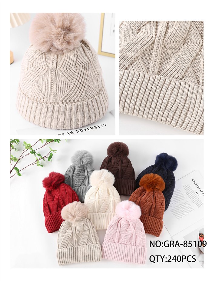 Bonnet géométrique en maille avec pompon