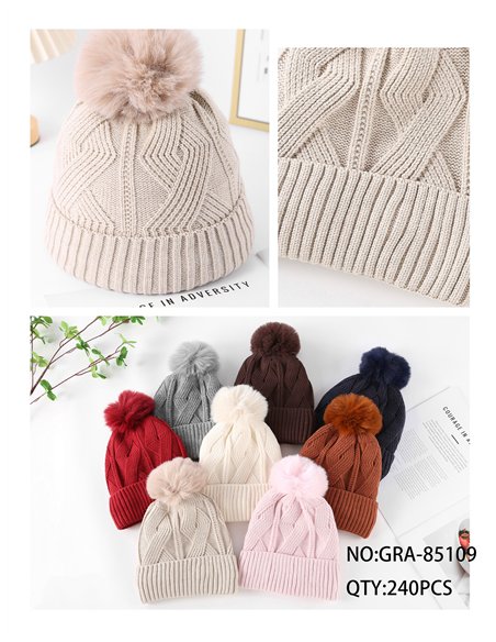 Bonnet géométrique en maille avec pompon