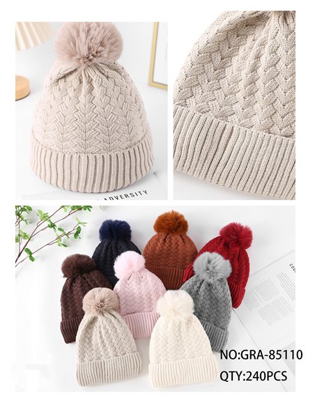 Gorro de punto trenzado con pompón