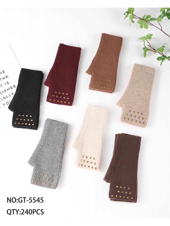 Luvas de tricô com tachas