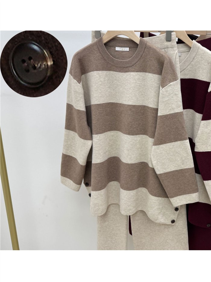 Completo maglione e pantaloni a righe