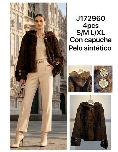Chaqueta de pelo con capucha y broches