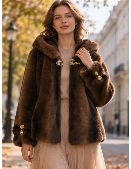 Chaqueta de pelo con capucha y broches