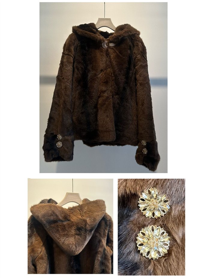 Chaqueta de pelo con capucha y broches