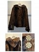 Chaqueta de pelo con capucha y broches