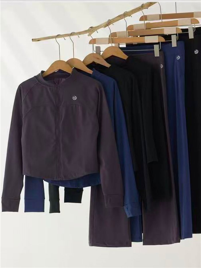 Completo yoga composto da giacca e pantaloni.