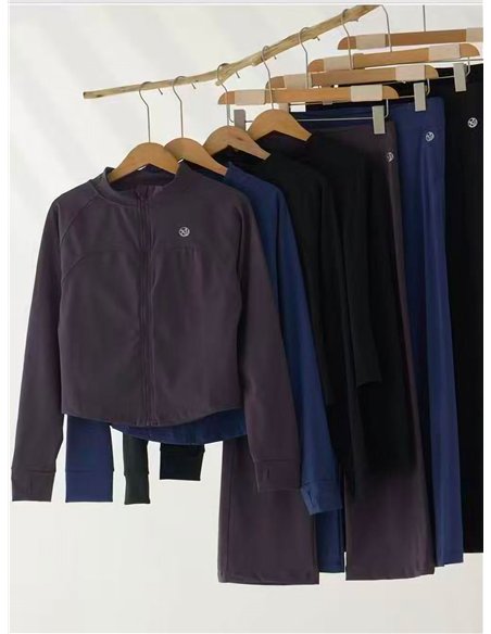 Completo yoga composto da giacca e pantaloni.