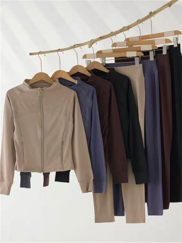 Completo composto da giacca e leggings in pile per lo yoga.