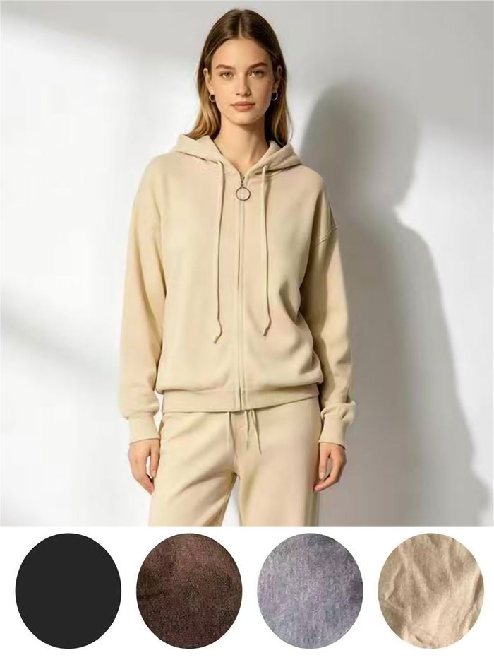 Conjunto chaqueta de punto con capucha y pantalón